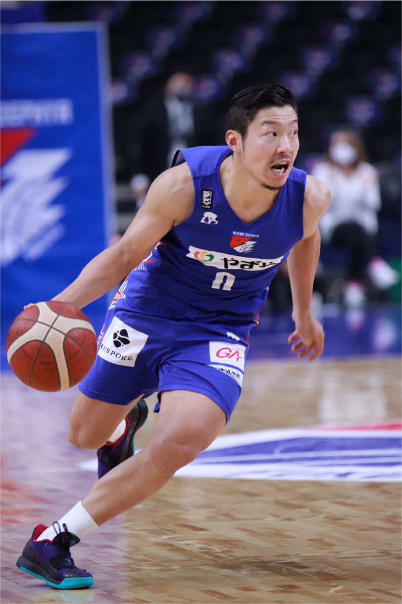 ドリブルでゴールへ切り込むアクションショット